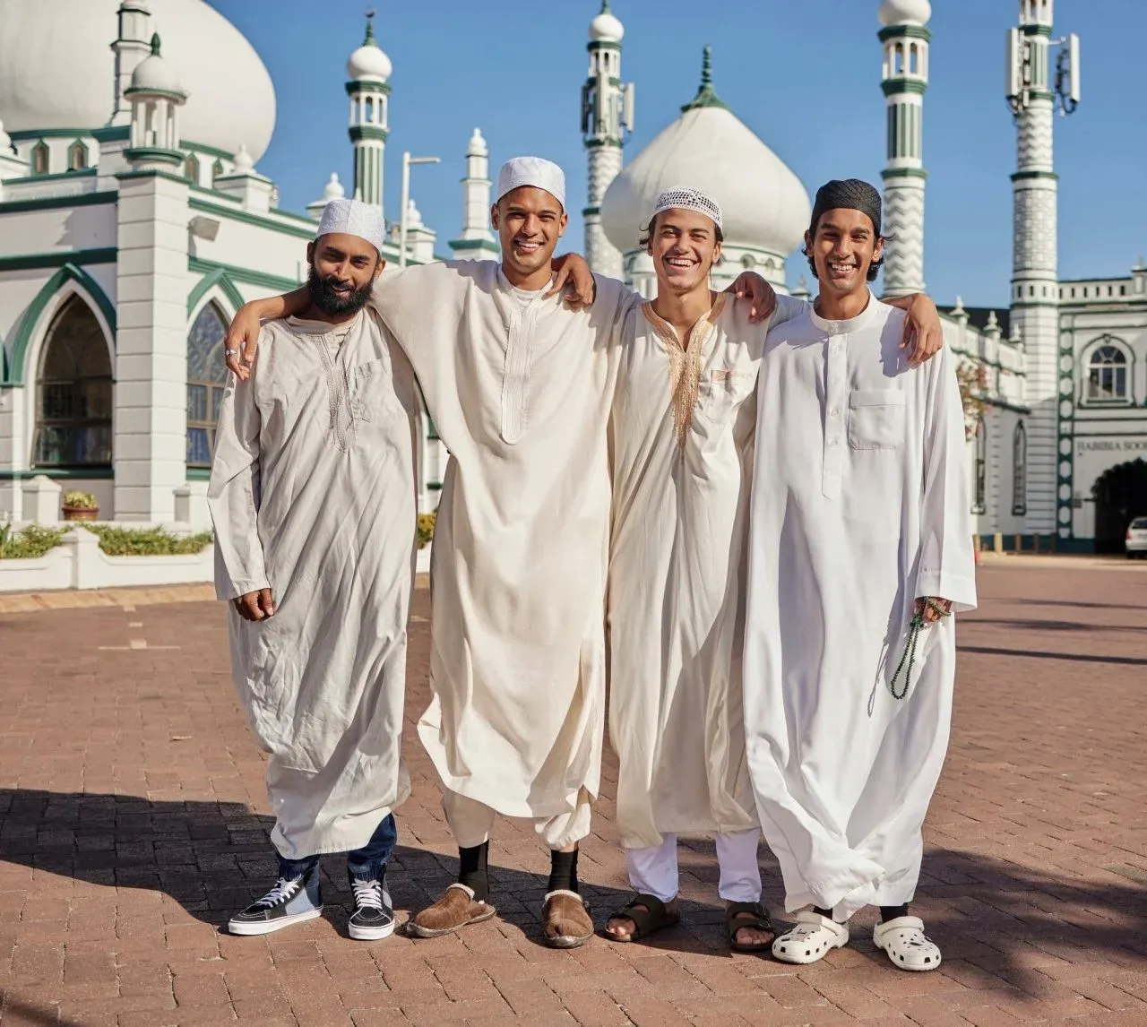 Pilgrims outside a mosque representing Rana Transportation’s Hajj & Umrah Taxi Service and group pilgrim transport in Saudi Arabia